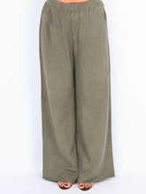 Knit trousers with width